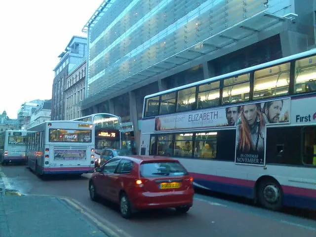 Photographie : bus à impériale dans une rue