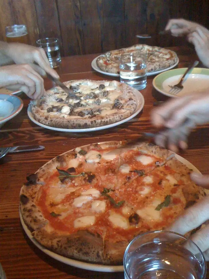 Photographie : pizza sur une table