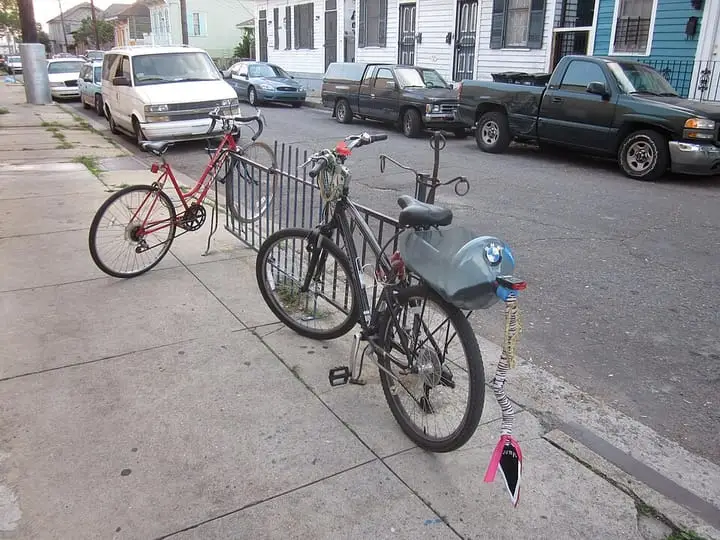 Photographie : vélos garés dans une rue